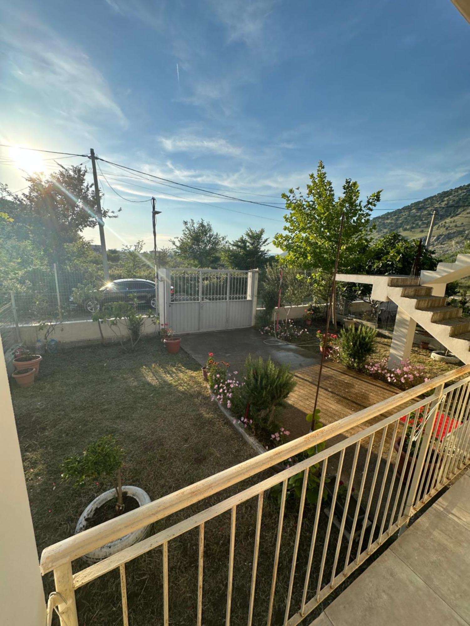 Rei Villa Baks-Rrjoll